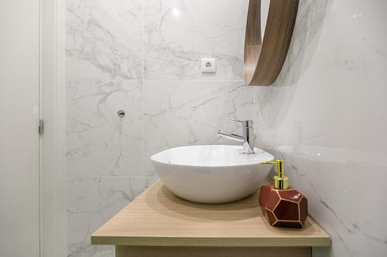 Lovelystay - Downtown Studio With Pool, Ac And Balcony Porto Exterior foto