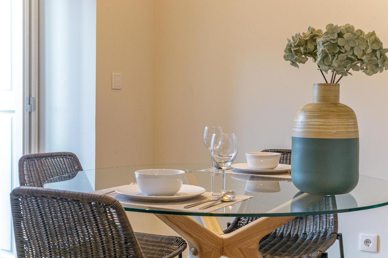 Lovelystay - Downtown Studio With Pool, Ac And Balcony Porto Exterior foto