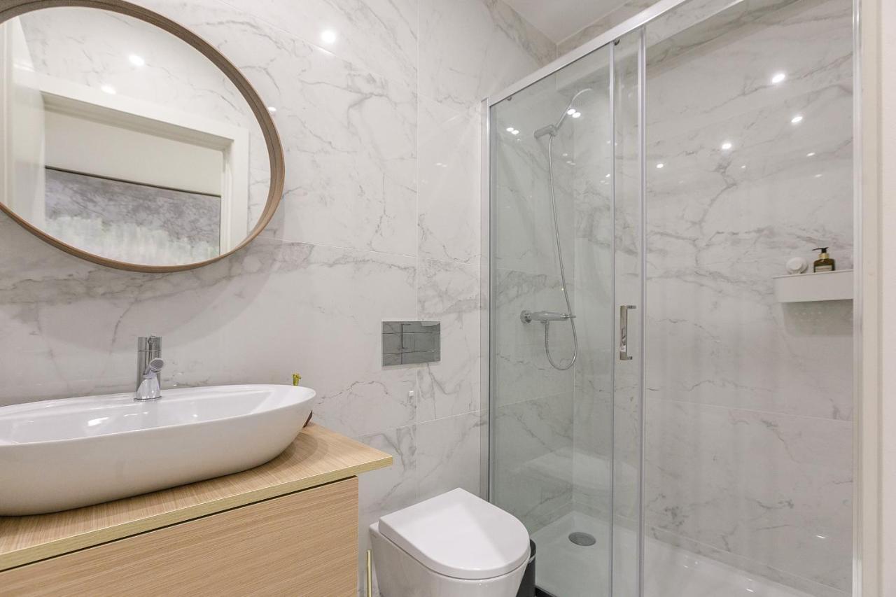 Lovelystay - Downtown Studio With Pool, Ac And Balcony Porto Exterior foto